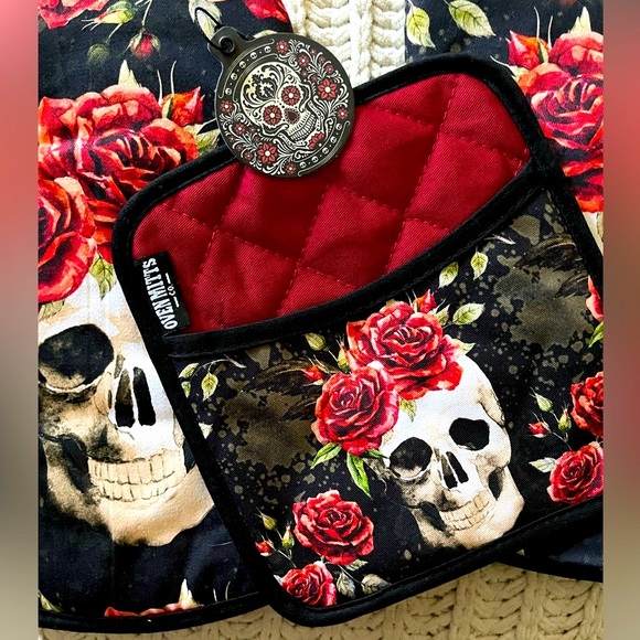 🌹Skulls & Roses Red Black Moody Cotton Printed Halloween Kitchen Oven Mitts🌹 - Picture 11 of 15
